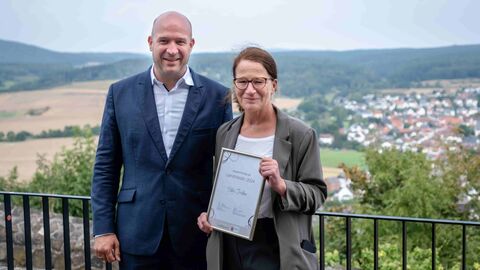 Übergabefoto mit Minister Ingmar Jung und LandHeldin Silke Jordan aus Wesertal