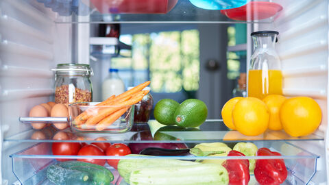 Opened fridge from the inside full of vegetables, fruits and other groceries. Inhalt eines Kühlschranks: Obst und Gemüse plastikfrei gelagert.