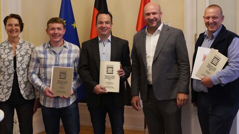 Gemeinsam bei der Preisverleihung (v.l.): Die Tierschutzbeauftragte des Landes Hessen, Dr. Madeleine Martin, Preisträger Alexander Kern, Preisträger Dr. Thomas Lenhart, Landwirtschaftsminister Ingmar Jung und Preisträger Marcus Mihm.