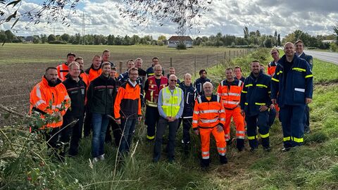 Die Einsatzkräfte, die am Zaunbau mitgewirkt haben, gemeinsam mit Staatssekretär Michael Ruhl.