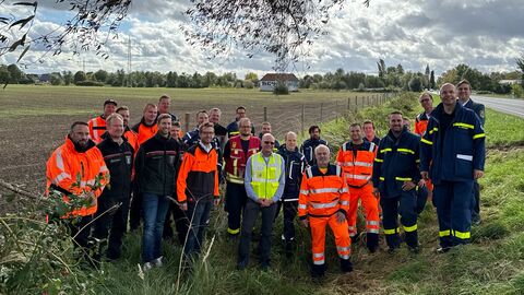 Die Einsatzkräfte, die am Zaunbau mitgewirkt haben, gemeinsam mit Staatssekretär Michael Ruhl.