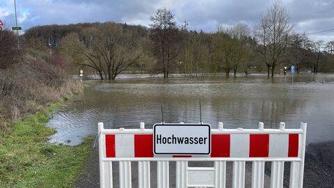 Abgesperrter Uferweg