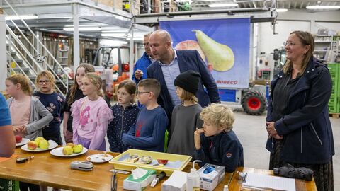 Umweltminister Ingmar Jung bei einer Veranstaltung der Kinderuni an der Hochschule Geisenheim.