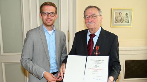 Staatssekretär Ruhl überreicht Bundesverdienstorden an Gisbert Müller 