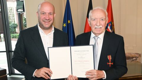 Erich Bodenheimer (r.) freut sich über die Auszeichnung, die ihm Staatsminister Ingmar Jung überreicht. Erich Bodenheimer (r.) freut sich über die Auszeichnung, die ihm Staatsminister Ingmar Jung überreicht.