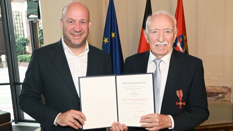 Erich Bodenheimer (r.) freut sich über die Auszeichnung, die ihm Staatsminister Ingmar Jung überreicht.