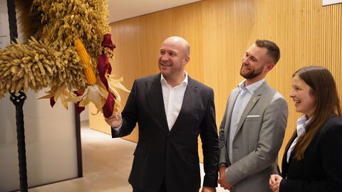 Ingmar Jung mit der Erntekrone und den Vorsitzenden der Landjugend