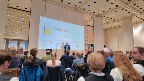 Daniel Köfer beim Grußwort auf der Bühne