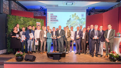 Gruppenbild: Weinbauminister Ingmar Jung mit Siegern, Geehrten und Ausrichtern der Landeswein- und Sektprämierung. Gruppenbild: Weinbauminister Ingmar Jung mit Siegern, Geehrten und Ausrichtern der Landeswein- und Sektprämierung.