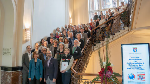 Gruppenbild BNE-Treffen aller Teilnehmerinnen und Teilnehmer in der Staatskanzlei