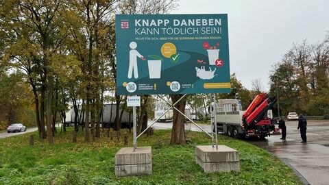 Ein ASP-Kampagnenmotiv wird an der Raststätte in Büttelborn-West aufgestellt.