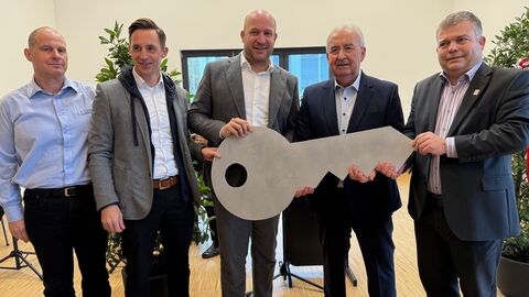 Schlüsselübergabe für das "Haus für alle" in Mengsberg mit Heimatminister Ingmar Jung (M).