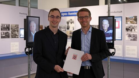 Staatssekretär Michael Ruhl (r.) bei der Förderbescheidübergabe an Philipp Metzler vom Vorstand der Point Alpha Stiftung.