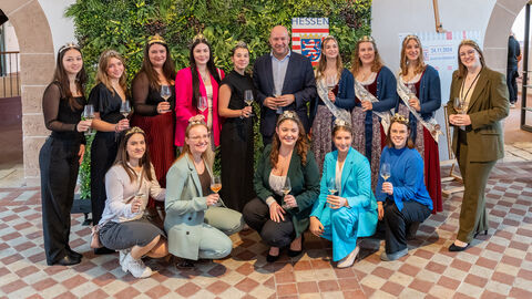 Weinbauminister Ingmar Jung mit hessischen Weinhoheiten bei der Verkostung der Landeswein- und Sektprämierung. Weinbauminister Ingmar Jung mit hessischen Weinhoheiten bei der Verkostung der Landeswein- und Sektprämierung.