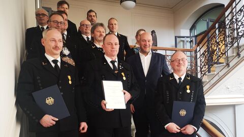 Grubenwehrkameraden und Staatsminister Jung bei der Ehrung in der Staatskanzlei