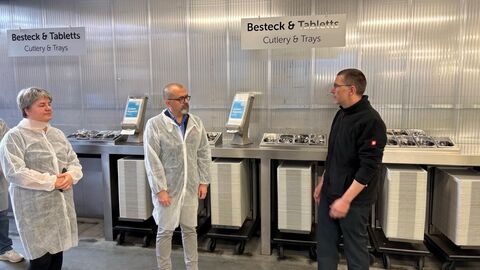 In der Küche sind v.l.n.r. Christa Ambrosius, Geschäftsführerin Studierendenwerk Kassel mit Staatssekretär Daniel Köfer und Tim Sichtermann, Leiter der Zentralmensa 