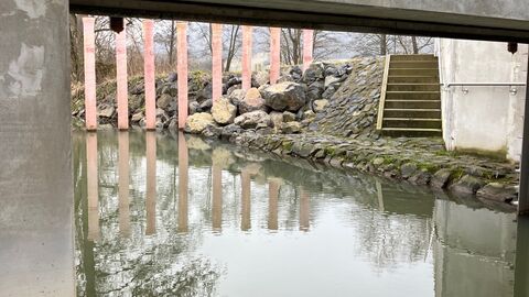 Das Tor des Hochwasserrückhaltebeckens in Treis soll im Notfall das Wasser der Lumda stauen.