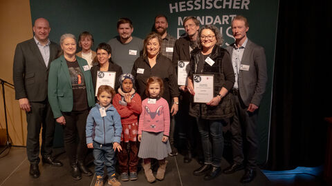 Heimatminister Ingmar Jung mit allen Preisträgern des ersten hessischen Mundartpreises