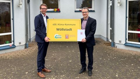Staatssekretär Michael Ruhl (l.) mit Wöllstadts Bürgermeister Adrian Roskoni.