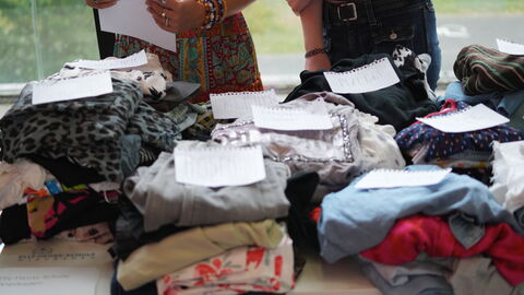 Second-Hand-Kleidung auf einem Tisch.