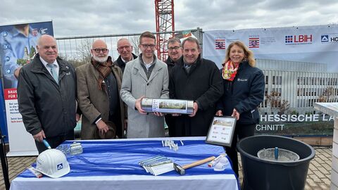 v.l.n.r.: Thomas Platte, Direktor, Landesbetrieb Bau und Immobilien Hessen, Prof. Johannes Kister, Gesellschafter kister scheithauer gross architekten und stadtplaner GmbH, Hartmut Römer, Direktor, Landesbetrieb Hessisches Landeslabor, Michael Ruhl, Staatssekretär, Hessisches Ministerium für Landwirtschaft und Umwelt, Weinbau, Forsten, Jagd und Heimat, Mark Weinmeister, Regierungspräsident Kassel, Prof. Dr. R. Alexander Lorz, Staatsminister, Hessisches Ministerium der Finanzen, Sandra Arendt, Niederlassungsleitung Soziale Infrastruktur Europa, HOCHTIEF PPP Solutions. Projektbeteiligte bei Grundsteinlegung