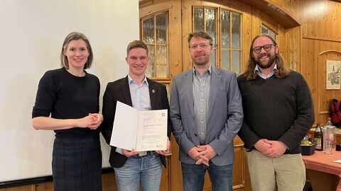 Bei der Bescheidübergabe