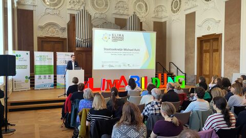 Staatssekretär Michael Ruhl spricht bei der Auftaktveranstaltung der Klimabildungslandschaft Frankfurt.