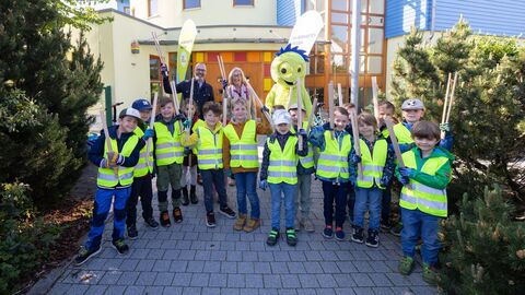 Sauberhafter Kindertag in der Kita Sonnengarten mit Staatssekretär Daniel Köfer und Liederbachs Bürgermeisterin Eva Söllner.