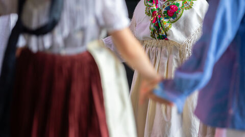Tanzvorführung bei der Eröffnung des Trachtenlandes auf dem Hessentag. Kinder tanzen beim Trachtenland