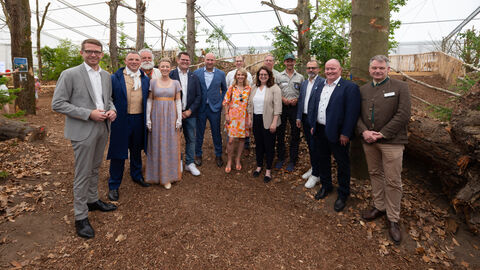 Heimatminister Ingmar Jung mit Verantwortlichen und Gästen bei der Eröffnung von "Der Natur auf der Spur".
