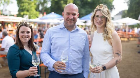 Weinbauminister Ingmar Jung hat das Weindorf auf dem Hessentag gemeinsam mit der Weinkönigin der Hessischen Bergstraße, Katja Simon (l.), und der Rheingauer Weinkönigin Lena Orth eröffnet. Weinbauminister Ingmar Jung hat das Weindorf auf dem Hessentag gemeinsam mit der Weinkönigin der Hessischen Bergstraße, Katja Simon (l.), und der Rheingauer Weinkönigin Lena Orth eröffnet.