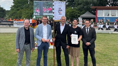 Gemeinsame Freude über die Auszeichnung (v.l.): Kaufungens Bürgermeister Arnim Roß, Staatssekretär Michael Ruhl, Staatsehrenpreisträger Stefan und Barbara Althans sowie Lorenz Dilling, Kreisbauernverband Kassel.