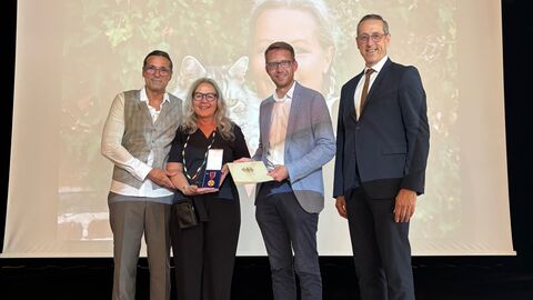 Gemeinsame Freude über die Würdigung: (v.l.) das Ehepaar Joachim Wieczorek und die ausgezeichnete Silke Gramatzki-Wieczorek, Staatssekretär Michael Ruhl und Peter Malolepszy, Bürgermeister Hosenfeld.