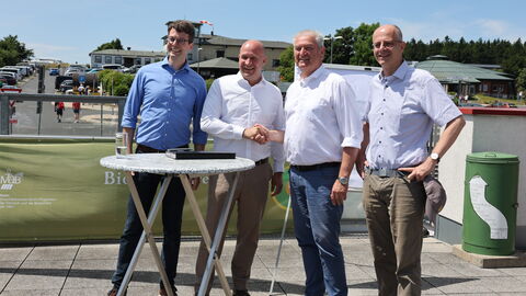 Landtagsabgeordneter Sebastian Müller, Staatsminister Ingmar Jung, Landrat Bernd Woide und der Parlamentarische Staatssekretär im Bundesbildungsministerium Michael Brand nach der Unterzeichnung der Absichtserklärung auf der Wasserkuppe Landtagsabgeordneter Sebastian Müller, Staatsminister Ingmar Jung, Landrat Bernd Woide und der Parlamentarische Staatssekretär im Bundesbildungsministerium Michael Brand nach der Unterzeichnung der Absichtserklärung.