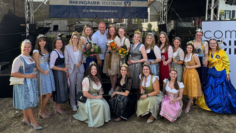 Auf dem Oestricher Kranfest: Weinbauminister Ingmar Jung mit der neu gekrönten Oestricher Weinkönigin Katharina Klein (r. von StM Jung), ihrer Vorgängerin Alicia Kunz (l. von StM Jung) und den Rheingauer Weinmajestäten, darunter die Rheingauer Weinkönigin Lena Orth (4.v.l.). Weinbauminister Ingmar Jung und zahlreiche Rheingauer Weinmajestäten.