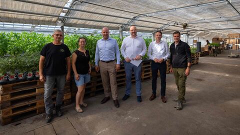 Klaus Mulke, Christine Bücher (Geschäftsleitung), Landwirtschaftsminister Ingmar Jung, Stefan Emert (Landespräsident Hessen Gartenbauverband Baden-Württemberg-Hessen), Thomas Heiland (Hauptgeschäftsführer Gartenbauverband Baden-Württemberg-Hessen), Andreas Klein (Vorsitzender des Hessischen Landesverbands Erwerbsobstbau) stehen in einer Gärtnerei.