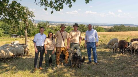 Besuch Schäferei: v.l.n.r.: Sascha Huber, Bürgermeister Butzbach, Carmen Schmidt, Pierre Schmidt, Rainer Schmidt und Minister Ingmar Jung Minister Jung mit der Schäferfamilie und dem Bürgermeister bei den Schafen