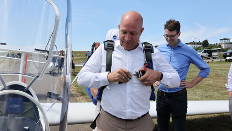 Sommertour 2025 - Heimatminister Ingmar Jung beim Besuch auf der Wasserkuppe Heimatminister Ingmar Jung vor dem Einstieg in einen Segelflieger auf der Wasserkuppe