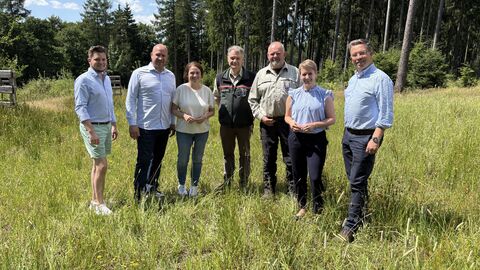 Gruppenfoto mit Forstminister Ingmar Jung, Landtagsabgeordneten und HessenForst