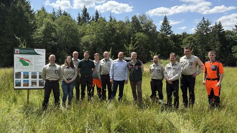 Gruppenfoto mit Hessens Forstminister und Mitarbeitern von HessenForst