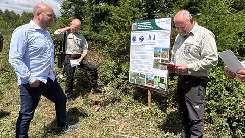 Forstminister Ingmar Jung und Mitarbeiter von Hessen Forst im Gespräch