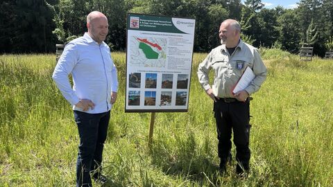 Hessens Forstminister Ingmar Jung im Gespräch mit Hessen-Forst