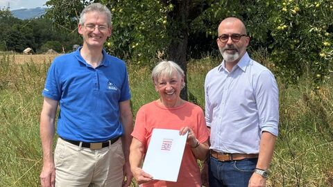 Förderbescheidübergabe auf der Streuobstwiese mit Martin Miller, Schriftführer NABU Frankfurt Nord, Christine Knerndel, 2. NABU-Vorsitzende NABU Frankfurt Nord, Staatssekretär Daniel Köfer HMLU Förderbescheidübergabe auf der Streuobstwiese