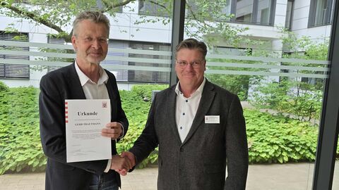Gert Trautmann (links) erhält eine Urkunde von Thomas Kunz zum Abschied aus dem Landesagrarausschuss.