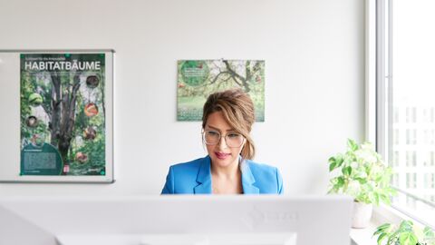 Arbeiten im HMLU Mitarbeiterin schaut auf ihren Rechner.