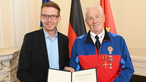 Staatssekretär Michael Ruhl (l.) überreicht Otfried Würtz das Verdienstkreuz am Bande.