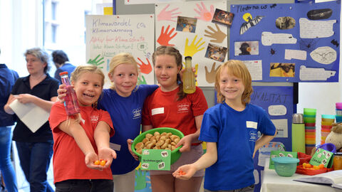 Bildungsangebote zur nachhaltigen Entwicklung Kindergruppe bei der Präsentation zum Thema Umwelt