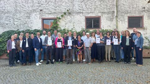 Staatssekretär Daniel Köfer (7.v.l.) mit den Bescheidempfängern. Staatssekretär Daniel Köfer (7.v.l.) mit den Bescheidempfängern.