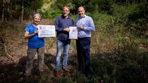 Bescheidübergabe mit Andrea Pfäfflin und Maik Sommerhage, NABU Stiftung Hessisches Naturerbe und Umweltminister Ingmar Jung