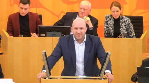 Staatsminister Ingmar Jung spricht vor dem Plenum im hessischen Landtag,